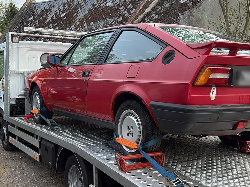Alfa Romeo ancienne sanglée sur le plateau